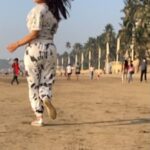 Sophie Choudry Instagram – Got me the cutest running (& beach bum) partner 🥰🍑Watch to see🤓

#beachday #run #slowmotion #beachbum #doglover #shihtzu #shihtzusofinstagram #reels #instagramreels #motd #sunsetlover #partnerincrime #gratitude #sophiechoudry #tiachoudry