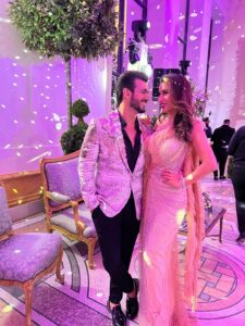 Sophie Choudry Instagram - Jab we met🤩 @arjunbijlani P.s Pls note our spontaneous choreography 😄🙈☺️ #badanpesitare #reels #reelitfeelit #arjunbijlani #sophiechoudry #funtimes #bollywoodsongs #retrovibes #makingmemories Le Petit Palais