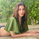 Sophie Choudry Instagram - I don’t need it to be easy.. I need it to be worth it🌿 Shirt @431_88 Styling @tanimakhosla HMU & 📸 @ambereen01 #2021 #2021goals #beyourbestself #goaldigger #glowgetter #focused #hello2021 #nature #nofilterneeded #sophiechoudry #lifegoals