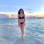 Sophie Choudry Instagram - Walking into 2021 like ✨ #hello2021 #newbeginnings #2021 #welcome2021 #grateful #newyear #happynewyear #peace #myhappyplace #positivevibesonly #happiness #sophiechoudry #prosperity #2021vision #sunsetlovers #islandgirl #ocean #beachlife Earrings @tanzire.co @tanimakhosla @ambereen01