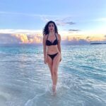 Sophie Choudry Instagram – Walking into 2021 like ✨

#hello2021 #newbeginnings 
#2021 #welcome2021 #grateful #newyear #happynewyear #peace #myhappyplace #positivevibesonly #happiness #sophiechoudry 
#prosperity #2021vision #sunsetlovers #islandgirl #ocean #beachlife 

Earrings @tanzire.co 
@tanimakhosla @ambereen01