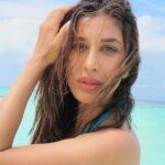 Sophie Choudry Instagram - Ocean air, salty hair.... #sundayvibes #sundaymorning #sundaybest #loveyourself #upcloseandpersonal #naturallight #nofilterneeded #beachvibes #likewhatisee #positivevibesonly #catchmyvibe #islandgirl #maldives #baglionimaldives #sophiechoudry Mia complice, my all in one @ambereen01 💙