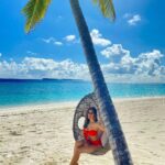 Sophie Choudry Instagram - Sundaze😎🏝 #sundaze #sundayfunday #nofilterneeded #sunkissed #beach #travel #beachlife #beachbaby #islandgirl #sophiechoudry #baglionimaldives #maldives Baglioni Resort Maldives