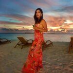 Sophie Choudry Instagram - When the sky speaks in a thousand colours...🌅 Dress: @nanditamahtanilabel @nanditamahtani Earrings @so_fetch_love @tanimakhosla Mia complice @ambereen01 #baglionimaldives #sundown #maldives #sunsets #beachlife #sunset_photography #champagne #view #surreal #gratitude #sophiechoudry #nofilterneeded Baglioni Resort Maldives