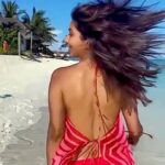 Sophie Choudry Instagram – Sunshine state of mind☀️ Ps. Did you notice anything in the video? #baglionimaldives #maldives #livingm#happiness #beachlife #islandgirl #sophiechoudry #paradise #gratitude #happygirlsaretheprettiest