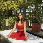 Sophie Choudry Instagram - Getting back on track after diwali weekend but still praying for तन मन धन for the coming year!! What about you? 😋 #tuesdaymotivation #tuesdaythoughts #positivevibesonly #manifestation #meditate #sophiechoudry