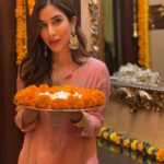 Sophie Choudry Instagram – Now more than ever we need love & light so sending it to you in abundance…Happy Diwali everyone..Shine on🧡🪔 

#happydiwali #diwali #diwaliathome #diyas #loveandlight #positivevibesonly #sophiechoudry