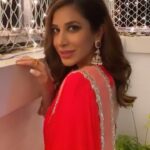 Sophie Choudry Instagram - Diwali feels..Love & Light everyone💥🪔❤️ In Ruhaaniyat by @manishmalhotra05 @manishmalhotraworld Jewellery @manishmalhotrajewellery HMU @ambereen01 #diwali #happydiwali #diwalili#diwali2020 #festivewear #red #jhumkas #indianoutfit #manishmalhotra #sophiechoudry #manishmalhotraworld