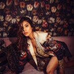 Sophie Choudry Instagram – Friday night plans; Couch but make it fashion. Hi 2022✌🏼

#herewegoagain #stayhome #season3 #couch #floral #rockys #sophiechoudry #fridaynight #2022 

Photographer & Creative director @bharat_rawail 
Outfit  @rockystarofficial 
Styling @rockystar100 
Makeup @tush_91 
Hair @loicindia