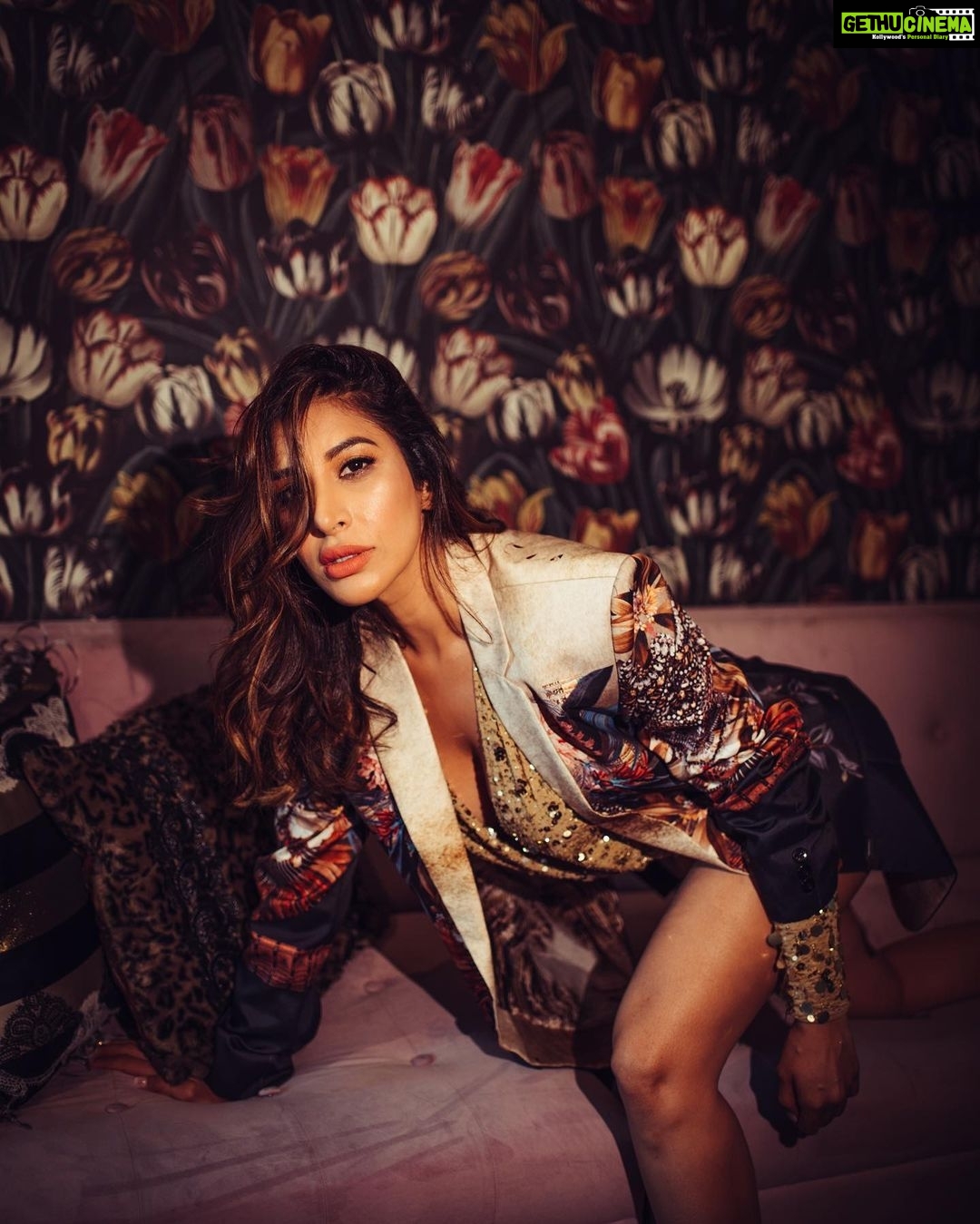 Sophie Choudry Instagram - Friday night plans; Couch but make it fashion. Hi 2022βπΌ #herewegoagain #stayhome #season3 #couch #floral #rockys #sophiechoudry #fridaynight #2022 Photographer & Creative director @bharat_rawail Outfit @rockystarofficial Styling @rockystar100 Makeup @tush_91 Hair @loicindia