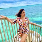 Sophie Choudry Instagram – “You are not a drop in the ocean… You are the entire ocean in a drop…”🌊 Rumi 

#tuesdaythoughts #believe #believeinyourself #perspective #ocean #nature #positivevibesonly #maldives #viewfrommyroom #sonevajani #discoversoneva #paradise #blues #islandgirl #sophiechoudry #anythingispossible Soneva Jani