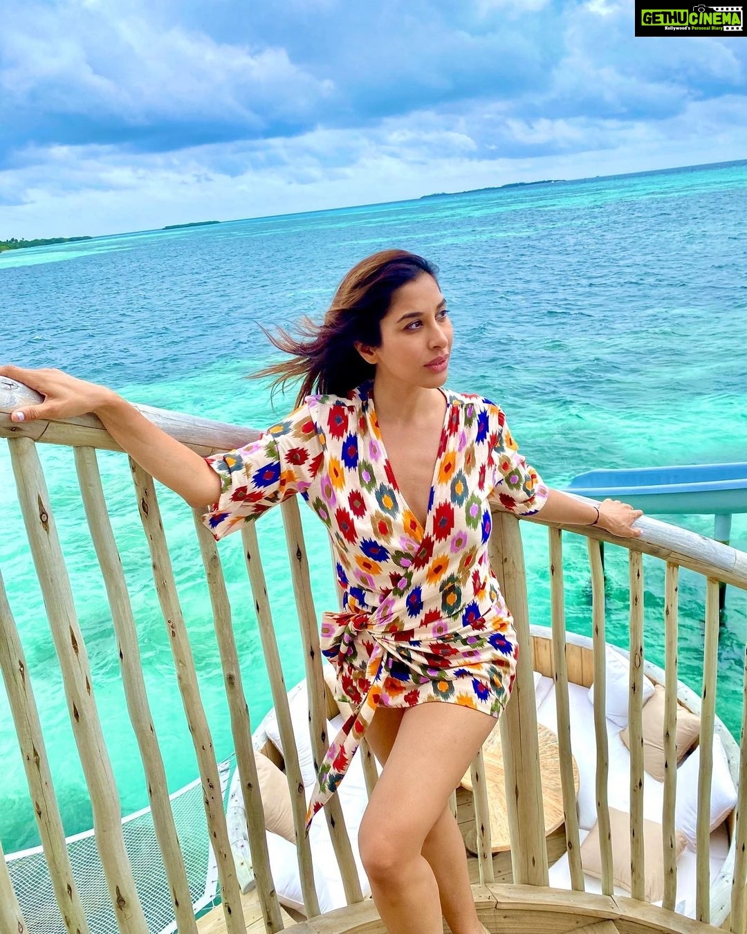 Sophie Choudry Instagram - “You are not a drop in the ocean… You are the entire ocean in a drop…”🌊 Rumi #tuesdaythoughts #believe #believeinyourself #perspective #ocean #nature #positivevibesonly #maldives #viewfrommyroom #sonevajani #discoversoneva #paradise #blues #islandgirl #sophiechoudry #anythingispossible Soneva Jani