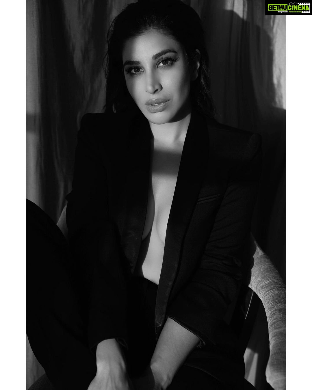 Sophie Choudry Instagram - Life is what happens between the black and white🖤 📸 @sashajairam HMU @tush_91 @ambereenyusuf #blackandwhite #shadows #greyareas #sophiechoudry #lifelessons #thursdaythoughts #blackandwhitephotography