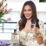 Sophie Choudry Instagram - Love this #collaboration with Roku, The Japanese Craft Gin from The House Of Suntory. Let the weekend Be-Gin! Weekends are for appreciating the finer things and it only gets better with Roku! Roku means the number six (6) in Japanese. Crafted by Japanese artisans, it's an amazing blend of six unique Japanese botanicals with eight traditional botanicals that makes it a perfect match. Enjoying my weekend with a Roku Gin & Tonic that celebrates the nature and spirit of Japan. -Drink Responsibly - The content is for people above 25 years of age only. #Roku #Gin #rokugin #japanesegin#craftgin #suntorytime#HouseOfSuntory #Japan#rokuathome