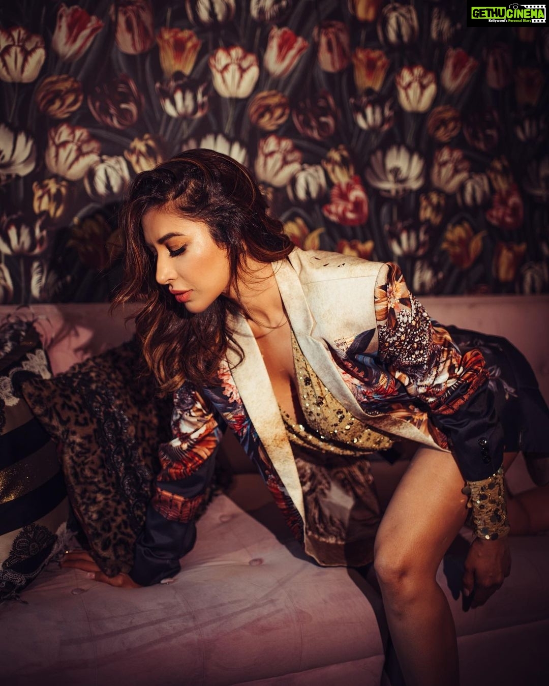 Sophie Choudry Instagram - Friday night plans; Couch but make it fashion. Hi 2022βπΌ #herewegoagain #stayhome #season3 #couch #floral #rockys #sophiechoudry #fridaynight #2022 Photographer & Creative director @bharat_rawail Outfit @rockystarofficial Styling @rockystar100 Makeup @tush_91 Hair @loicindia
