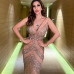 Sophie Choudry Instagram - Born to Shine💫 #showtime Gown @bhawnarao_couture (love wearing your outfits!) HMU📸 @ambereenyusuf #giglife #glamup #ootn #stagestyle #golden #goldgown #styleinspo #sophiechoudry #lovewhatyoudo #sparkle #shine