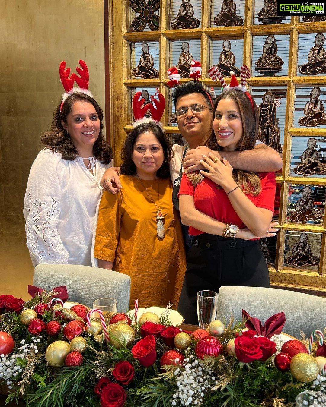 Sophie Choudry Instagram - Merry Xmas everyone.. Love, laughs & so much gratitude🎅🏻💚 #xmas #christmas #christmaslunch #friendslikefamily #petmom #shihtzu #xmastree #tablesetting #sophiechoudry #grateful #mymumsthebestcook
