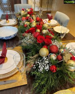 Sophie Choudry Instagram - Merry Xmas everyone.. Love, laughs & so much gratitude🎅🏻💚 #xmas #christmas #christmaslunch #friendslikefamily #petmom #shihtzu #xmastree #tablesetting #sophiechoudry #grateful #mymumsthebestcook