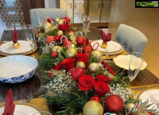 Sophie Choudry Instagram - Merry Xmas everyone.. Love, laughs & so much gratitude🎅🏻💚 #xmas #christmas #christmaslunch #friendslikefamily #petmom #shihtzu #xmastree #tablesetting #sophiechoudry #grateful #mymumsthebestcook