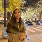 Sophie Choudry Instagram - The most wonderful time of the year #photodump ⛄️❄️🎄🤍 #cosy #london #winterfeels #wintervibes #xmasfeels #xmaslights #christmasdecor #traveldiaries #sophiechoudry #latergram London, United Kingdom
