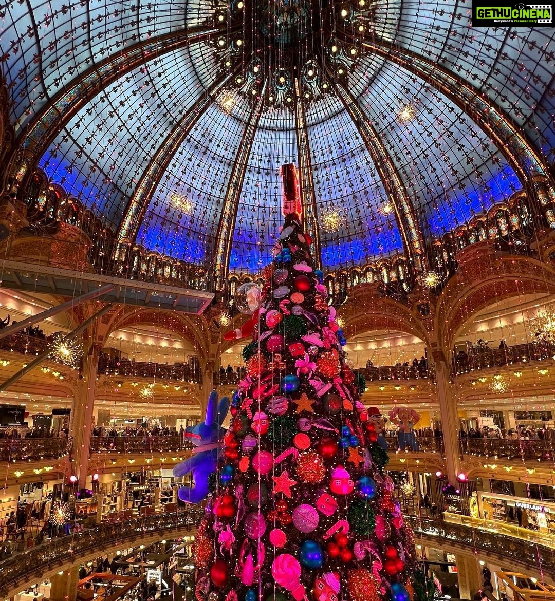 Sophie Choudry Instagram - The most wonderful time of the year #photodump βοΈβοΈππ€ #cosy #london #winterfeels #wintervibes #xmasfeels #xmaslights #christmasdecor #traveldiaries #sophiechoudry #latergram London, United Kingdom