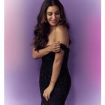 Sophie Choudry Instagram - When you pay tribute to the black lady while hosting the @filmfare OTT awards🖤 👗 @rohitgandhirahulkhanna Jewels @farahkhanali @farahkhanworld HMU @miteshrajani 📸 @mayur_butwani #filmfare #filmfareottawards2021 #myglammfilmfareottawards #redcarpetstyle #ootn #blackgown #styleinspo #sophiechoudry #eventdiaries