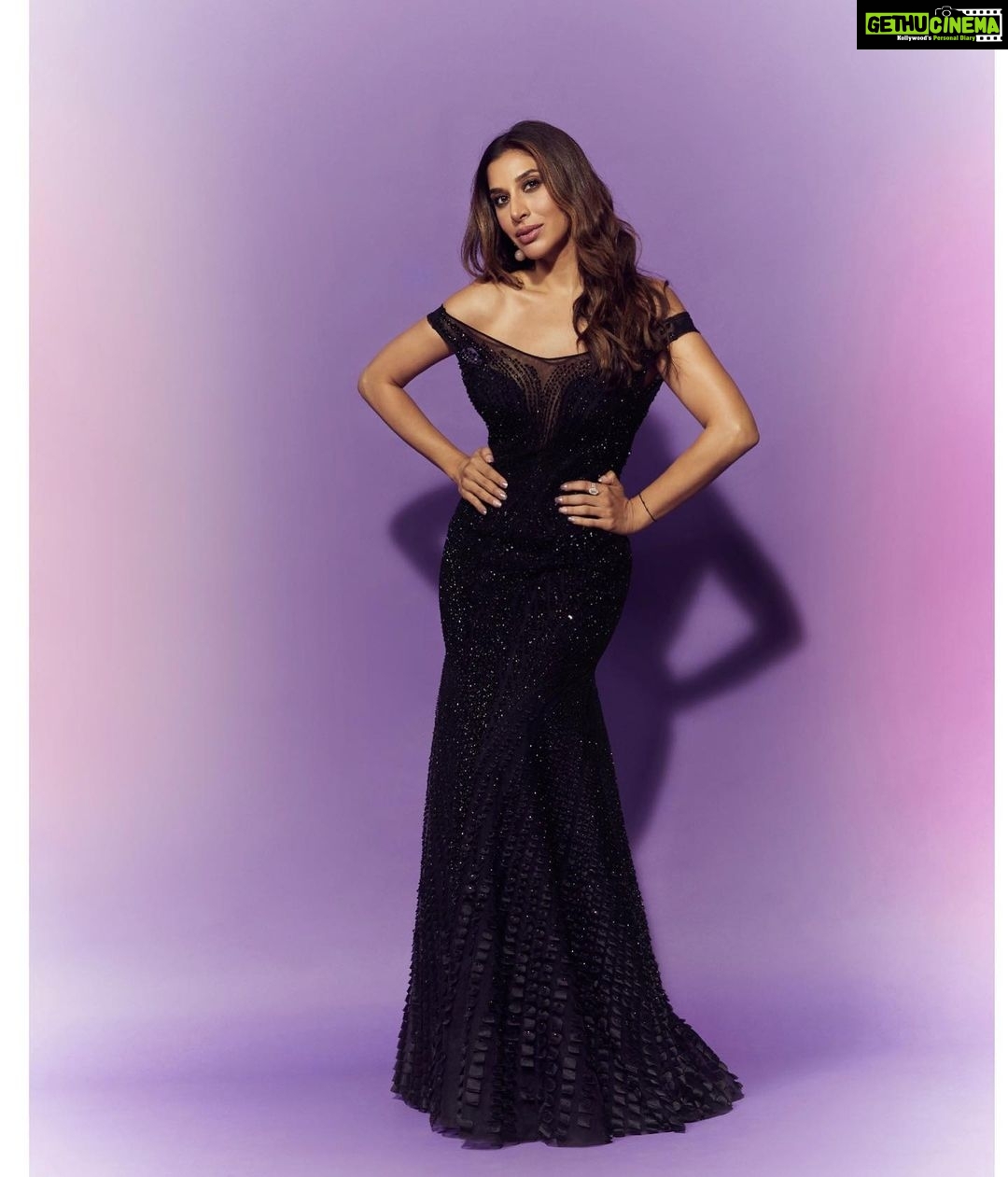 Sophie Choudry Instagram - When you pay tribute to the black lady while hosting the @filmfare OTT awards🖤 👗 @rohitgandhirahulkhanna Jewels @farahkhanali @farahkhanworld HMU @miteshrajani 📸 @mayur_butwani #filmfare #filmfareottawards2021 #myglammfilmfareottawards #redcarpetstyle #ootn #blackgown #styleinspo #sophiechoudry #eventdiaries