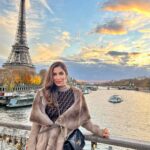 Sophie Choudry Instagram - And just like that I’m back in my fave place…Paris, Je T’aime ❤️ The last time I was here was in March 2020 just before the world went into lockdown… So much has changed and yet some things thankfully remain the same💖 And yes, the sky really is that magical.. #paris #jadore #parisjetaime #nofilter #shotoniphone13pro toureiffel #eiffeltower #riverseine #nofilterneeded #magichour #sunset #sophiechoudry #traveldiaries #gratitude #mostmagicalcity #thecityoflove #fall #autumninparis #myheart Paris, France