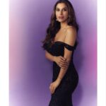 Sophie Choudry Instagram - When you pay tribute to the black lady while hosting the @filmfare OTT awards🖤 👗 @rohitgandhirahulkhanna Jewels @farahkhanali @farahkhanworld HMU @miteshrajani 📸 @mayur_butwani #filmfare #filmfareottawards2021 #myglammfilmfareottawards #redcarpetstyle #ootn #blackgown #styleinspo #sophiechoudry #eventdiaries