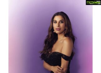 Sophie Choudry Instagram - When you pay tribute to the black lady while hosting the @filmfare OTT awards🖤 👗 @rohitgandhirahulkhanna Jewels @farahkhanali @farahkhanworld HMU @miteshrajani 📸 @mayur_butwani #filmfare #filmfareottawards2021 #myglammfilmfareottawards #redcarpetstyle #ootn #blackgown #styleinspo #sophiechoudry #eventdiaries