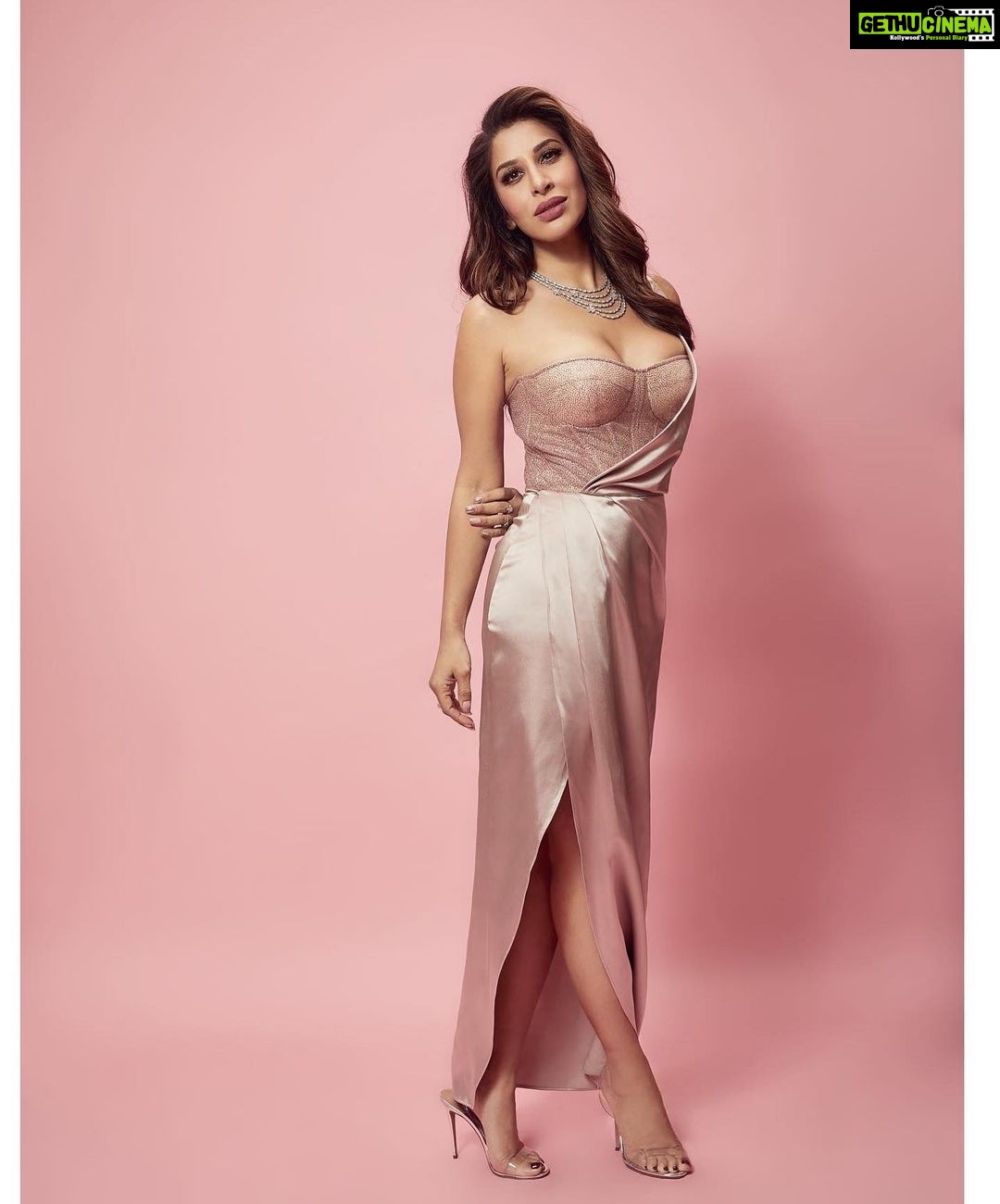 Sophie Choudry Instagram - You had me at Rosé…. Host for @globalspa_mag fit & fab awards Outfit: @Milla Jewels: @diamantinafinejewels Styling: @aasthasharma @wardrobist @iammanisha Makeup @ambereenyusuf Hair @tinamukharjee 📸 @mayur_butwani #pink #prettyinpink #eventdiaries #fitandfabawards #globalspa #prettiness #fitisthenewsexy #sophiechoudry #redcarpet #ootn #lovethisdress #sparkle #bling