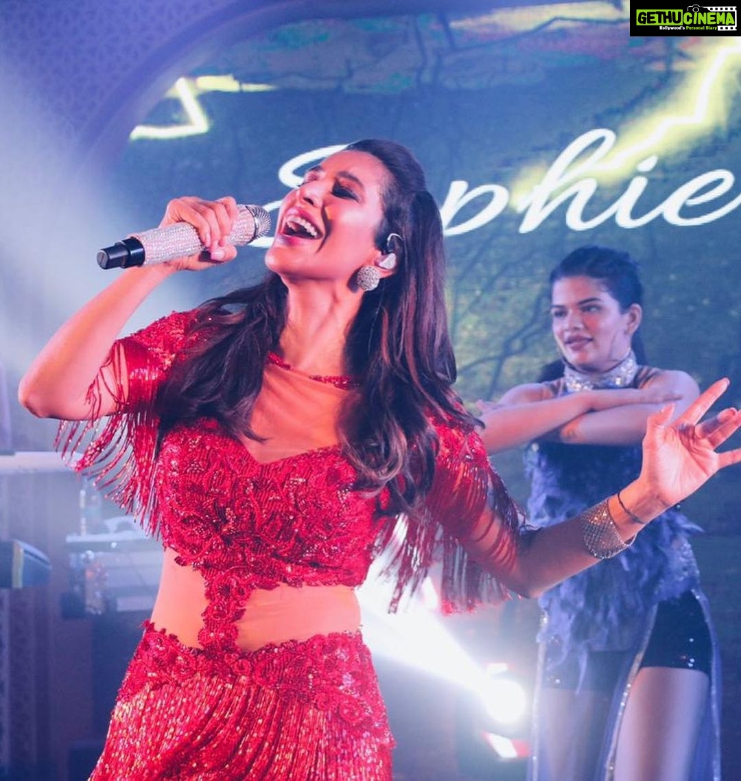Sophie Choudry Instagram - So much to be thankful for…. My amazing family, my baby Tia, friends, my incredible team, good health, good food, the joy of singing, performing on stage doing what I love, the wonder of nature (especially the ocean), the opportunity to travel all across the world.. and all of you who give me so much love & support…Never for a minute do I take any of this for granted especially after the last 2 years🙏🏼❤️ #thanksgiving #thankful #grateful #sophiechoudry #gratitude #nevertakeanythingforgranted