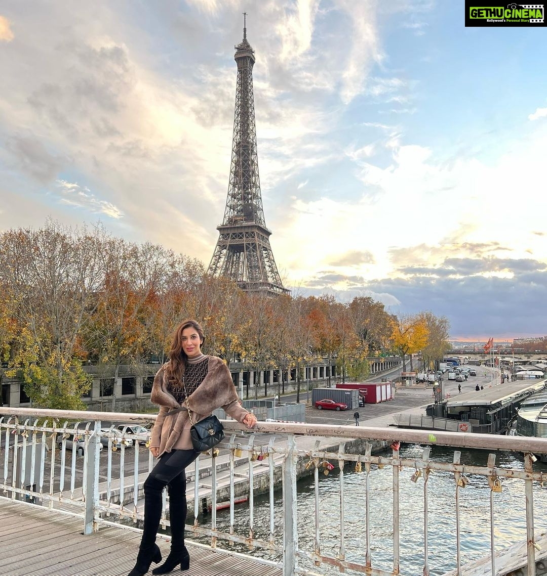 Sophie Choudry Instagram - So much to be thankful for…. My amazing family, my baby Tia, friends, my incredible team, good health, good food, the joy of singing, performing on stage doing what I love, the wonder of nature (especially the ocean), the opportunity to travel all across the world.. and all of you who give me so much love & support…Never for a minute do I take any of this for granted especially after the last 2 years🙏🏼❤️ #thanksgiving #thankful #grateful #sophiechoudry #gratitude #nevertakeanythingforgranted