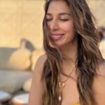 Sophie Choudry Instagram – Heartful of love, sunsets & food🤤 #dubai #photodump 

#mydubai #sophiechoudry #nammosdubai #palazzoversacedubai #styleinspo #balmainarmy #burjkhalifa #gratitude #sunset #beach #poolday Dubai, UAE