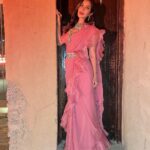 Sophie Choudry Instagram - Desert Rose 🌹 Outfit @ridhimehraofficial Jewels @karishma.joolry Styling @dipublicrelations HMU📸 @ambereenyusuf #desert #dubai #sari #sarinotsorry #prettyinpink #giglife #styleinspo #desigirl #prettiness #sophiechoudry #ruffles #ootn #indianoutfit #indianjewellery Dubai Desert