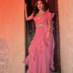 Sophie Choudry Instagram – Desert Rose 🌹 

Outfit @ridhimehraofficial 
Jewels @karishma.joolry 
Styling @dipublicrelations 
HMU📸 @ambereenyusuf 

#desert #dubai #sari #sarinotsorry #prettyinpink #giglife #styleinspo #desigirl #prettiness #sophiechoudry #ruffles #ootn #indianoutfit #indianjewellery Dubai Desert