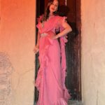Sophie Choudry Instagram - Desert Rose 🌹 Outfit @ridhimehraofficial Jewels @karishma.joolry Styling @dipublicrelations HMU📸 @ambereenyusuf #desert #dubai #sari #sarinotsorry #prettyinpink #giglife #styleinspo #desigirl #prettiness #sophiechoudry #ruffles #ootn #indianoutfit #indianjewellery Dubai Desert