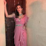 Sophie Choudry Instagram – Desert Rose 🌹 

Outfit @ridhimehraofficial 
Jewels @karishma.joolry 
Styling @dipublicrelations 
HMU📸 @ambereenyusuf 

#desert #dubai #sari #sarinotsorry #prettyinpink #giglife #styleinspo #desigirl #prettiness #sophiechoudry #ruffles #ootn #indianoutfit #indianjewellery Dubai Desert