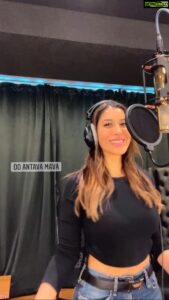 Sophie Choudry Instagram - I promised I’d try so this had to be done…Such an EPIC song @thisisdsp 🤩🤩 pls excuse the mistakes🙏🏼🤭 How did I do ? @samantharuthprabhuoffl @indravathichauhan you rocked the song! #pushpa #pushpasongs #ooantavaooooantava #ooantava #alluarjun #samantharuthprabhu #coversong #telugusongs #reels #singingreels #sophiechoudry Tku as always @rhsharma009 @studio5o4 No copyright infringement intended. Just a cover version for Instagram .