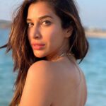 Sophie Choudry Instagram – Golden✨✨✨ 

#sunkissed #nofilterneeded #magiclight #magichour #beauty #dubai #mydubai #nammosdubai #sophiechoudry #golden #closeup #naturallight #shotoniphone13pro 

📸 @ambereenyusuf Nammos Dubai