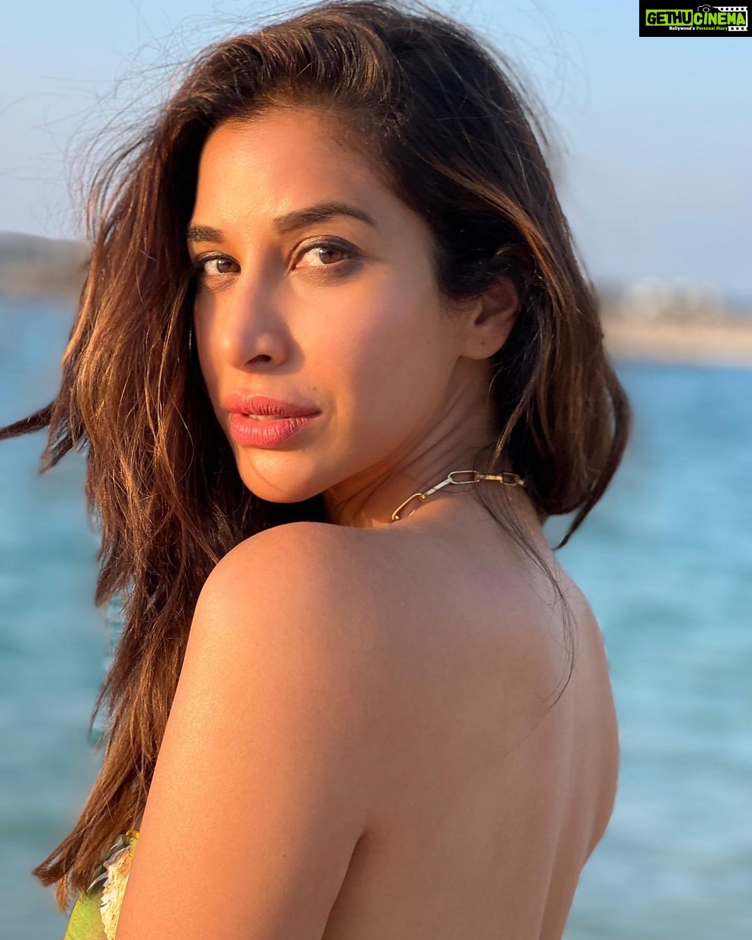 Sophie Choudry Instagram - Golden✨✨✨ #sunkissed #nofilterneeded #magiclight #magichour #beauty #dubai #mydubai #nammosdubai #sophiechoudry #golden #closeup #naturallight #shotoniphone13pro 📸 @ambereenyusuf Nammos Dubai