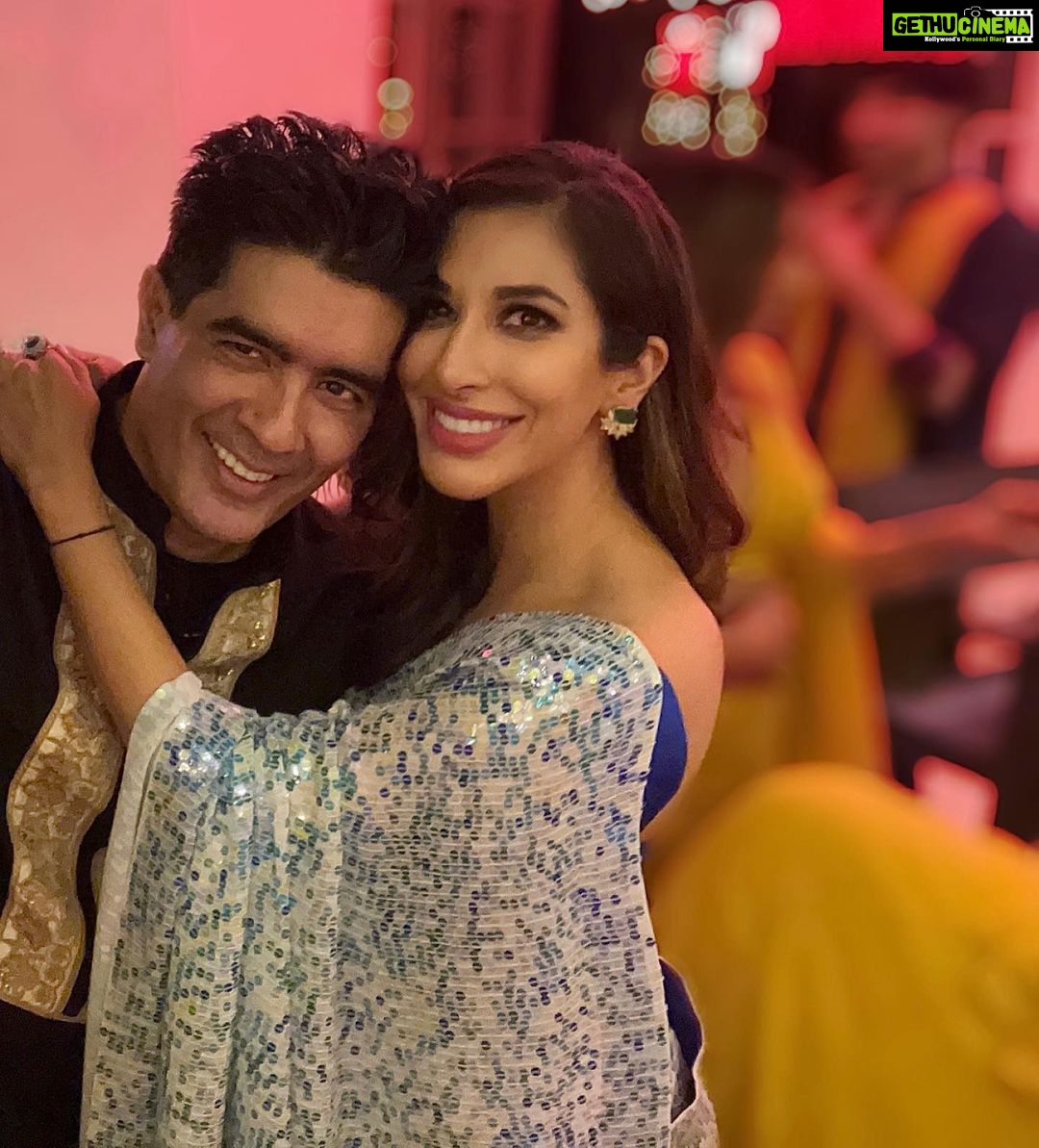Sophie Choudry Instagram - Hope your Diwali was as full of love & light as mine🪔 #grateful #friendslikefamily #diwali #happydiwali #loveandlight #gratitude #positivevibesonly #sophiechoudry #prettiness #manishmalhotra #sophiechoudry #desigirl