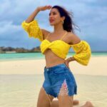 Sophie Choudry Instagram - देखो वो आ गया ☺️🤩 Other captions welcome🤓 #beachlife #maldives #sonevajani #discoversoneva #islandgirl #nofilterneeded #sandbank #ocean #happiestatsea #sophiechoudry #motd #potd #shotoniphone #maroonedonanisland #nevertooearlyforathrowback #yellow Top @julyissue_online Earrings @anushkajainjewellery Styling @tanimakhosla HMU📸 @ambereenyusuf Direction @yokinamoyaxir 😋 Soneva Jani