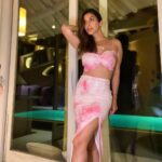 Sophie Choudry Instagram - Cos you were born to shine✨ @discoversoneva @globalspa_mag #discoversoneva #sonevajani #experiencesoneva #maldives #maldiviannights #shimmerandshine #islandgirl #styleinspo #datenightoutfit #sophiechoudry #fridayfeeling #tgif #weekendvibes #ootn Outfit @julyissue_online Styling @tanimakhosla Necklace @klissaa_ HMU📸 @ambereenyusuf Soneva Jani
