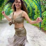 Sophie Choudry Instagram - “The greener the setting, the more the relief….” Maldives isn’t just about beautiful beaches… #sonevajani has insane amounts of greenery across the island & it’s so healing💚 @discoversoneva @globalspa_mag 👗@surilyg 🤎🤎🤎 #discoversoneva   #experiencesoneva  #sonevajani #travelwithglobalspa #smilewithglobalspa #globalspa #maldives #islandgirl #tropical #nature #greenery #sophiechoudry #slomo #twirl #styleinspo