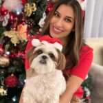 Sophie Choudry Instagram - Merry Xmas everyone.. Love, laughs & so much gratitude🎅🏻💚 #xmas #christmas #christmaslunch #friendslikefamily #petmom #shihtzu #xmastree #tablesetting #sophiechoudry #grateful #mymumsthebestcook