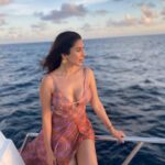 Sophie Choudry Instagram - Sunsets at Soneva🧡 Beyond magical especially when the dolphins come out to play! @discoversoneva @globalspa_mag 👗 @flirtatious_india Earrings @anushkajainjewellery @tanimakhosla @ambereenyusuf #discoversoneva  #experiencesoneva #sonevajani #travelwithglobalspa #smilewithglobalspa #globalspa  #sunset #maldives #sunsetcruise #dolphins #ocean #oceanlife #sundayvibes #grateful #nature #nofilterneeded #sophiechoudry Soneva Jani