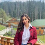 Sophie Choudry Instagram – Make memories (with your crazies) cos nothing is more valuable than that❤️ 

#makingmemories #traveldiaries #kashmir #gulmarg #khybergulmarg #gondola #grateful #mothernature #nofilterneeded #mountains #snow #sophiechoudry #teamsophie #weekendvibes #theweekthatwas Gulmarg, Kashmir