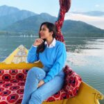 Sophie Choudry Instagram - Chup ke se sun, is pal ki dhun❤️ #kashmir #dallake #srinagar #shikara #mountains #sunset #heavenonearth #weekendvibes #perfectview #beautyallaround #nature #gratitude #potd #nofilterneeded #sophiechoudry Dal Lake, Srinagar