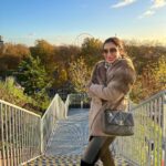 Sophie Choudry Instagram – The most wonderful time of the year #photodump ⛄️❄️🎄🤍 #cosy #london #winterfeels #wintervibes #xmasfeels #xmaslights #christmasdecor #traveldiaries #sophiechoudry #latergram London, United Kingdom